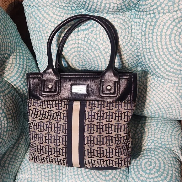 Tommy Hilfiger Vintage Black and White Tote Bag with Monogram Design - Picture 3 of 12